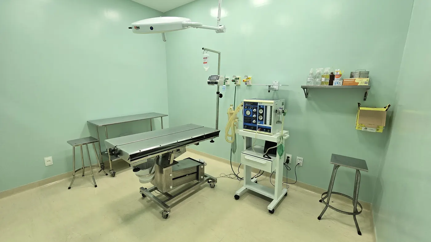 Sala de cirurgia do hospital, com mesa e aparelho de anestesia